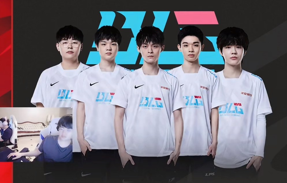 一名年轻选 一名年轻选